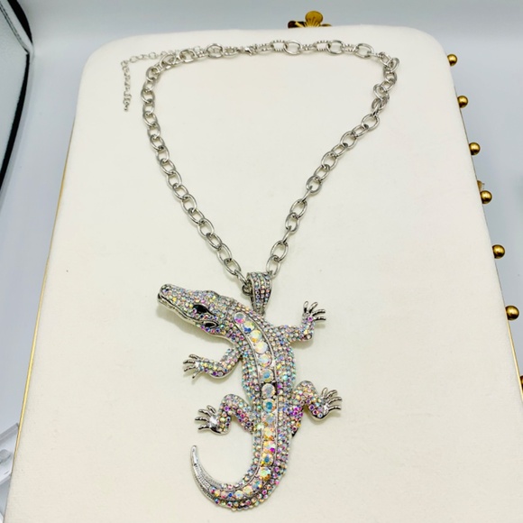 Bold sparkly large Alligator reptile rhinestone silver-tone statement necklace - Picture 7 of 12